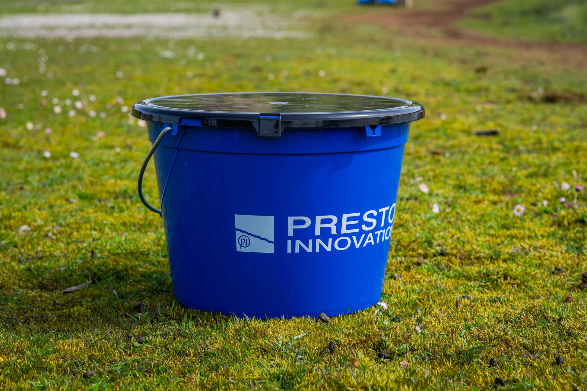 Комплект кофа с капак и купа PRESTON 13L Bucket Set, синя кофа с капак на зелена морава.