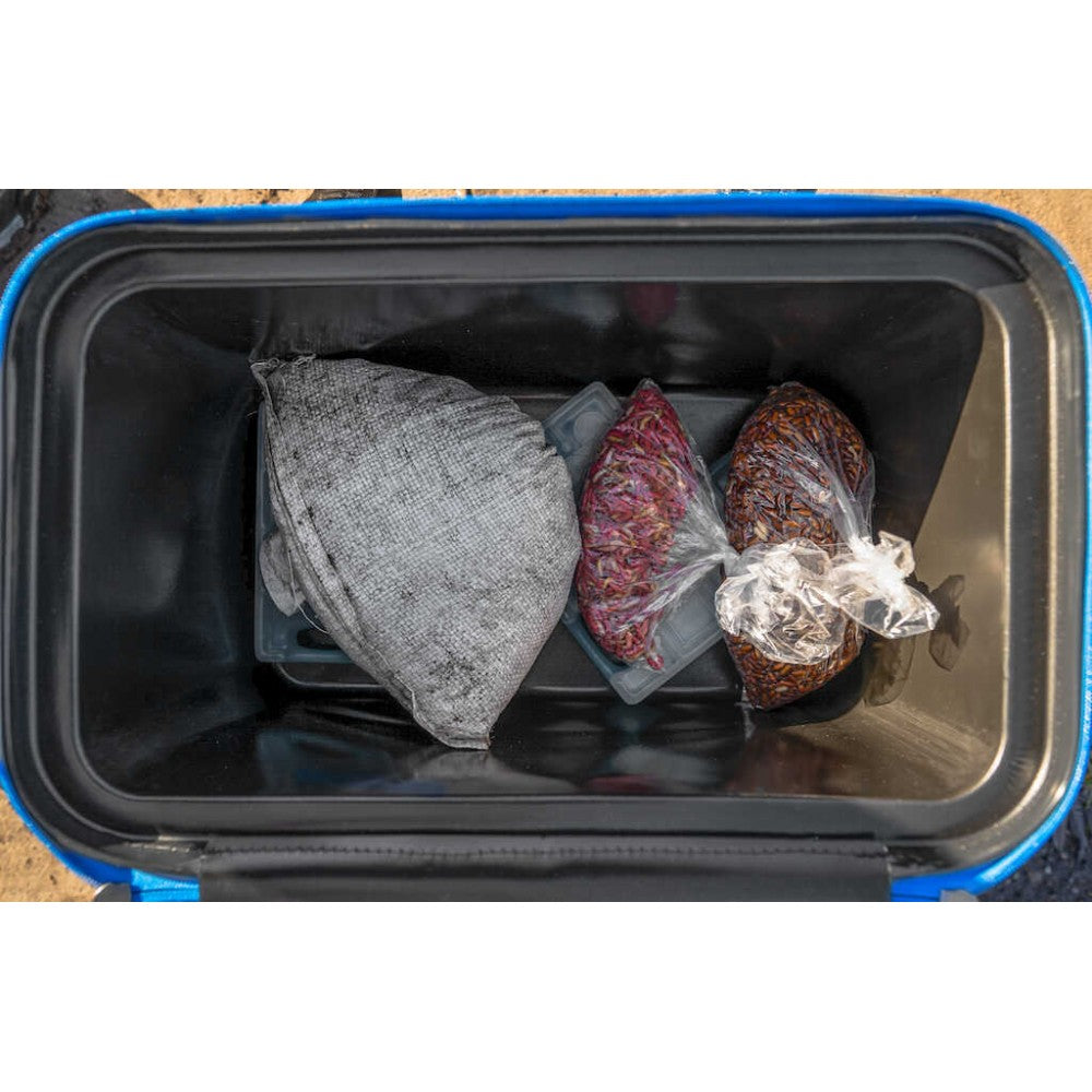 Хладилна чанта PRESTON Hardcase Cool Safe с опаковки стръв вътре.