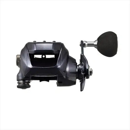 Електрически мултипликатор DAIWA 23 LEOBRITZ 300JL с удобен лост за захранване и компактен дизайн.