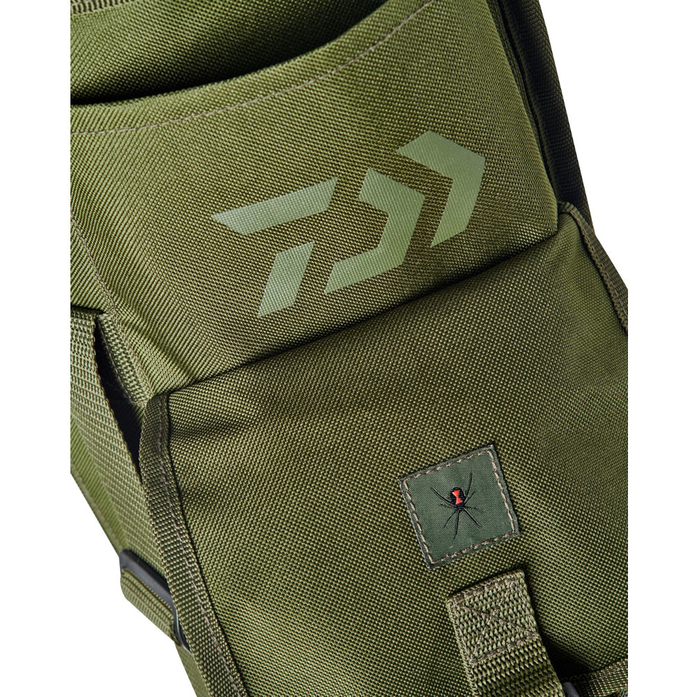 Шаранджийски калъф Daiwa '23 BLACK WIDOW 3 ROD HOLDALL 13FT close-up of green bag with logo detail