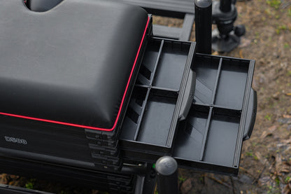 Платформа DAIWA D500SB - D36 с черна седалка и чекмедже за риболовен магазин с рибарски такъми.