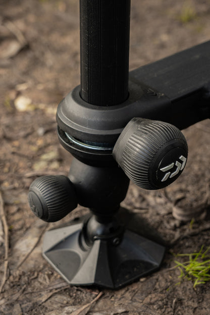 Платформа DAIWA D500SB - D36 детайли на основата, идеална за риболовни приключения.