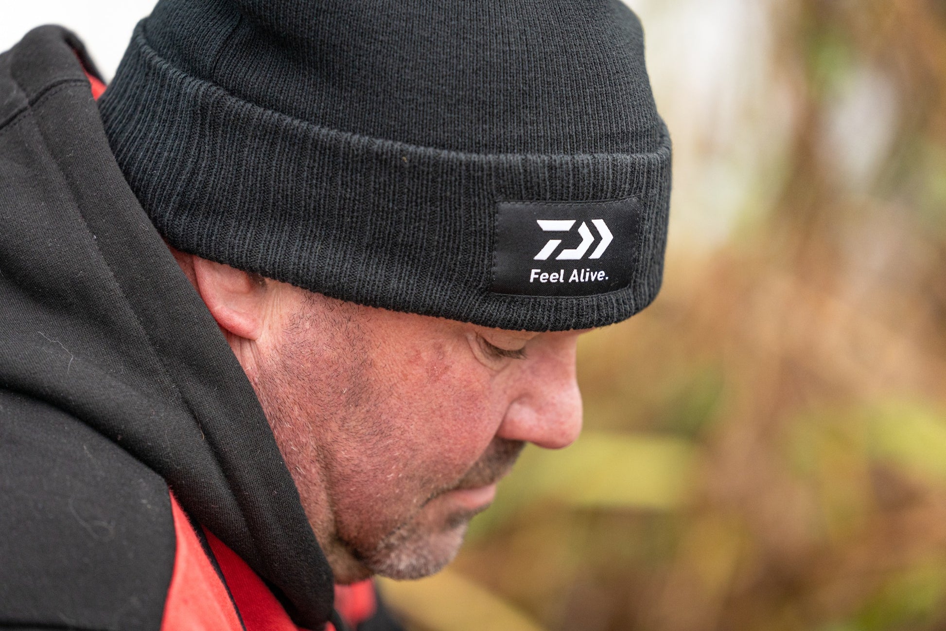 Шапка DAIWA FEEL ALIVE BEANIE - универсален размер, плетена зимна шапка, удобна и еластична.