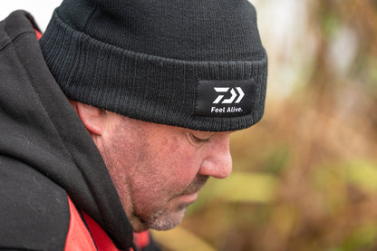 Шапка DAIWA FEEL ALIVE BEANIE - универсален размер, плетена зимна шапка, удобна и еластична.