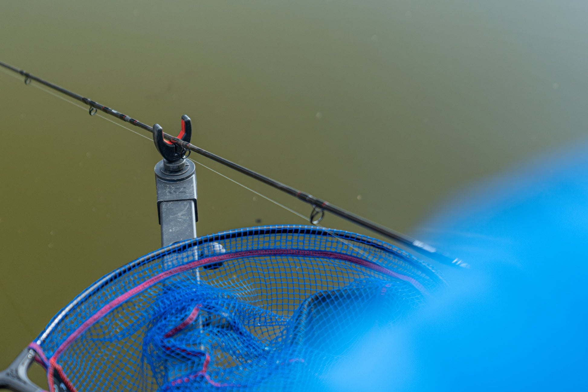 Преден държач за въдица DAIWA N'ZON COMPACT FRONT ROD REST на риболов с водачи и мрежа.
