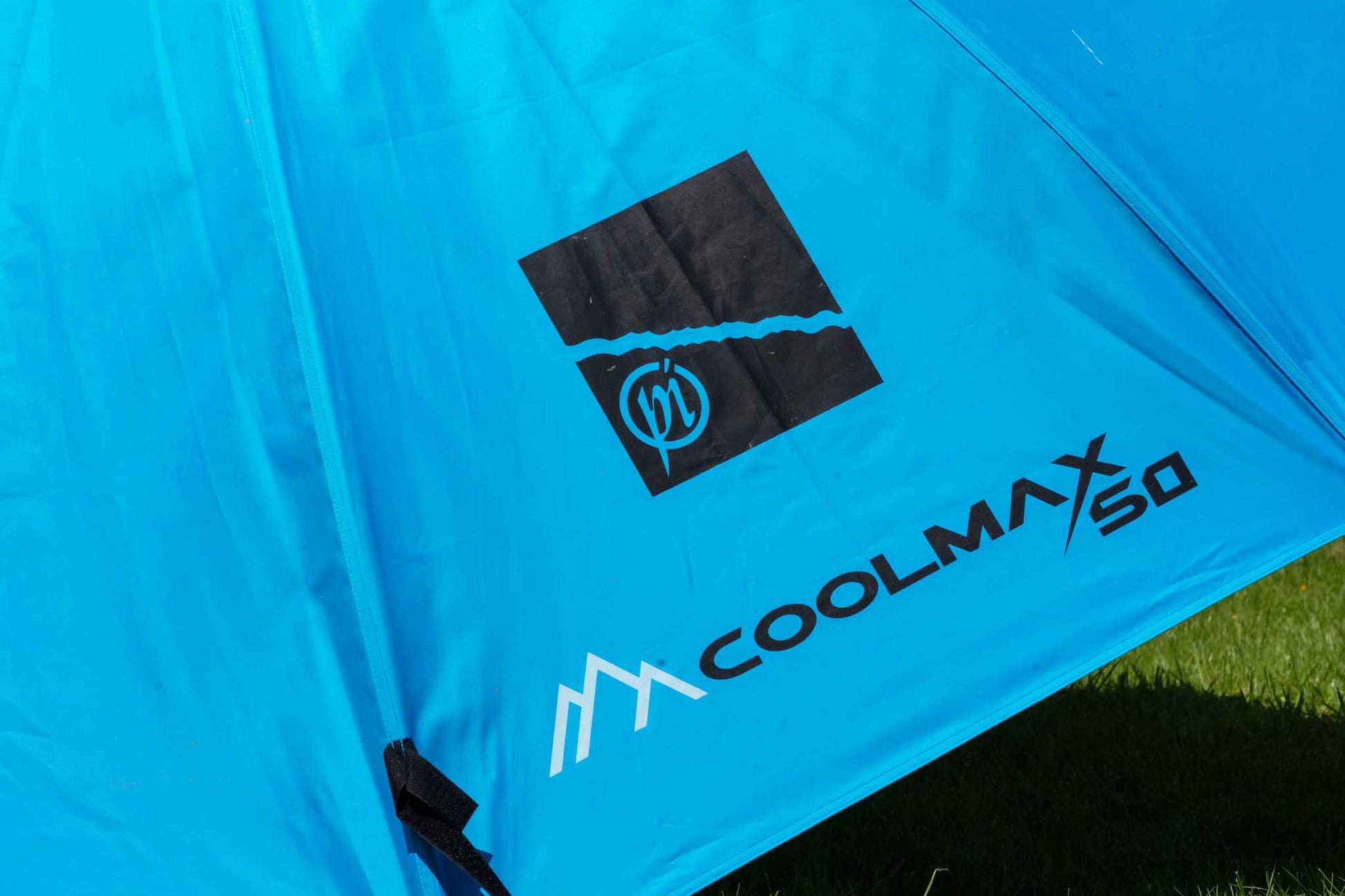 Чадър PRESTON COOLMAX 50" BROLLY in vibrant blue color with logo details.