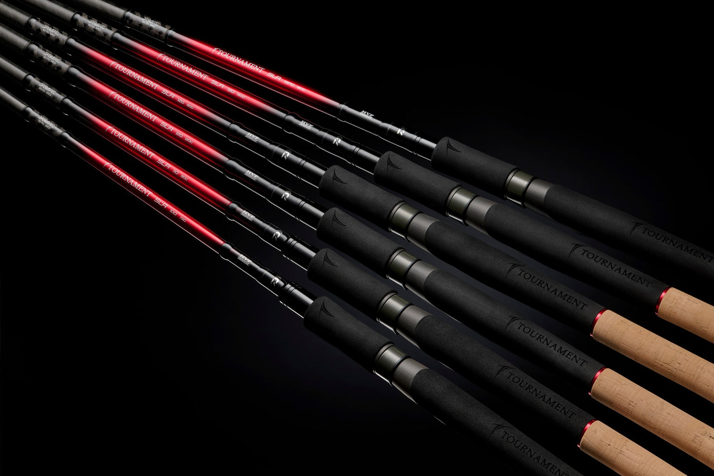 Фидер въдици DAIWA TOURNAMENT SLR - New model 2025, представени с елегантен черен фон и основни характеристики.