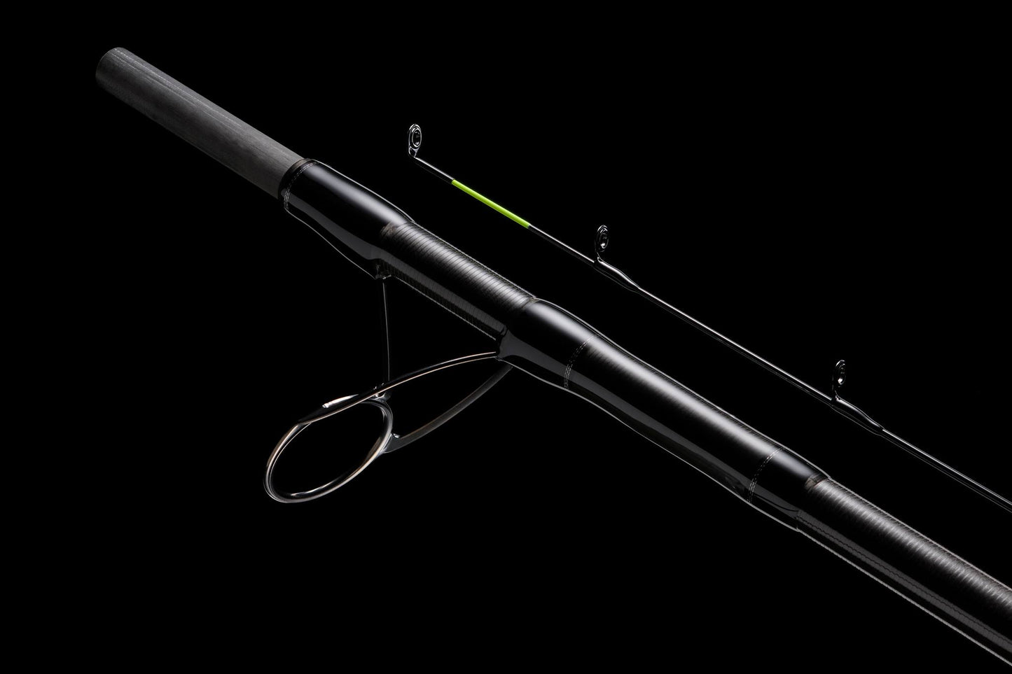 Фидер въдици DAIWA TOURNAMENT SLR - New model 2025 детайл на пръчка за риболов на черен фон