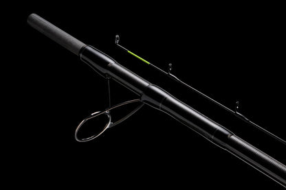 Фидер въдици DAIWA TOURNAMENT SLR - New model 2025 детайл на пръчка за риболов на черен фон