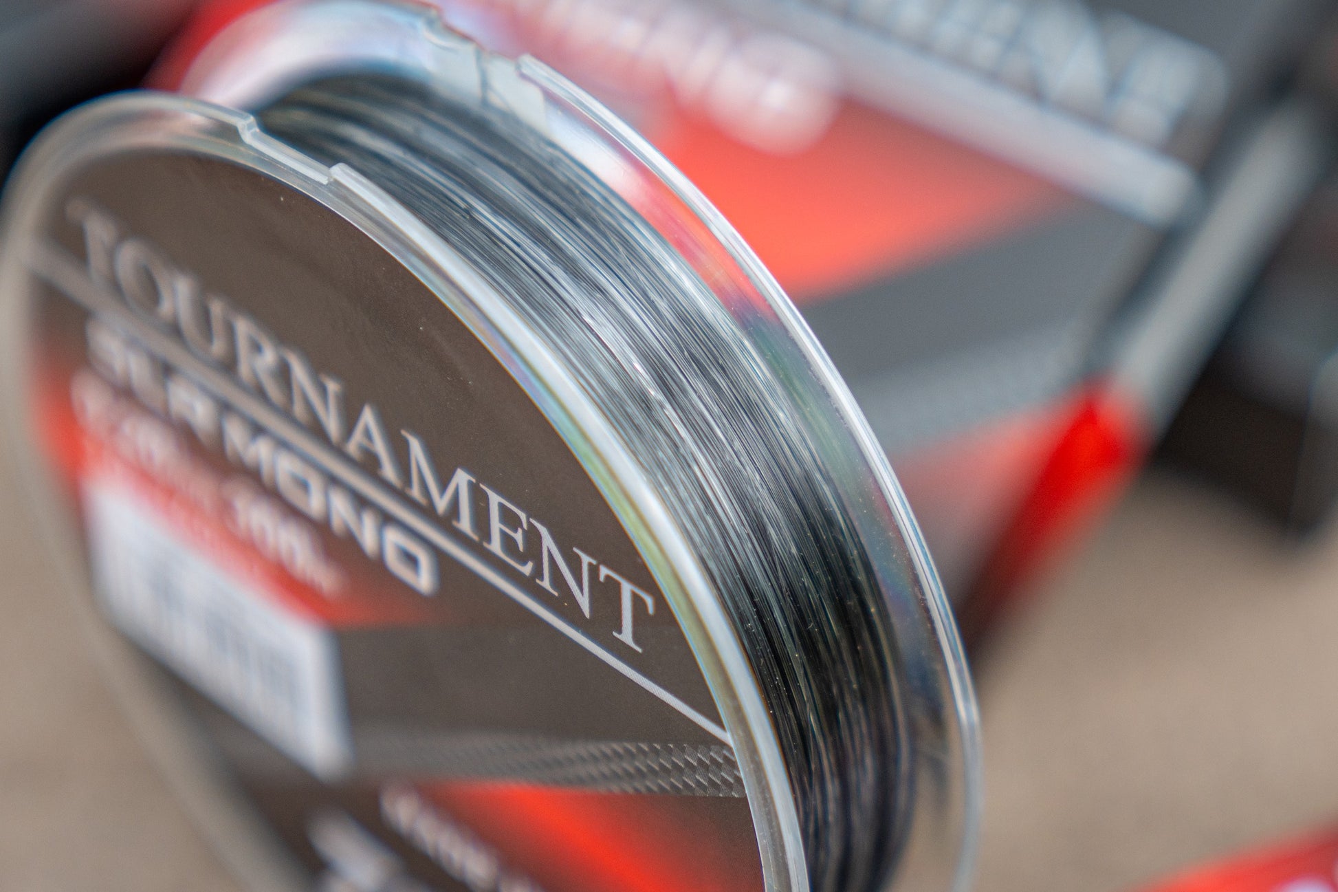 Монофилно влакно Daiwa TOURNAMENT SLR MONOFIL - 300m, представено в опаковка, идеално за риболов.