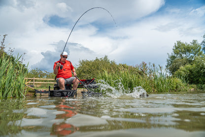Риболов на фидер въдици DAIWA TOURNAMENT SLR - New model 2025 с улов на риба в тихо езеро.