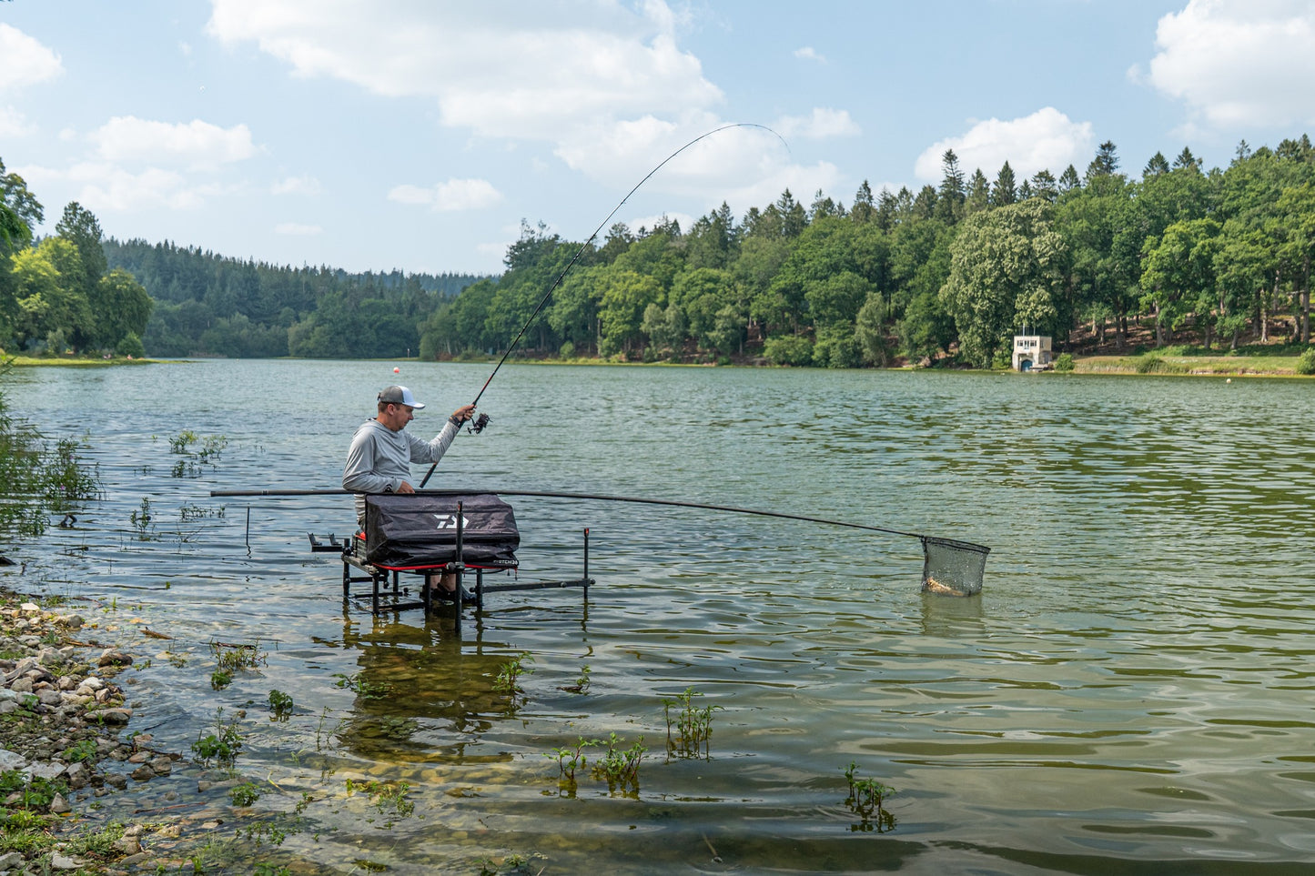 Риболовец на река с Дръжка за кеп DAIWA 25 AIR LANDING NET HANDLE 4.50m, наслада от природата.