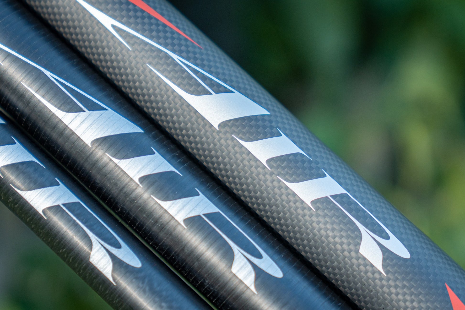 Дръжка за кеп DAIWA 25 AIR LANDING NET HANDLE 4.50m - детайл на карбонови пръти за риболов.
