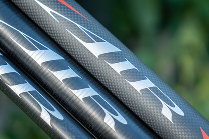 Дръжка за кеп DAIWA 25 AIR LANDING NET HANDLE 4.50m - детайл на карбонови пръти за риболов.