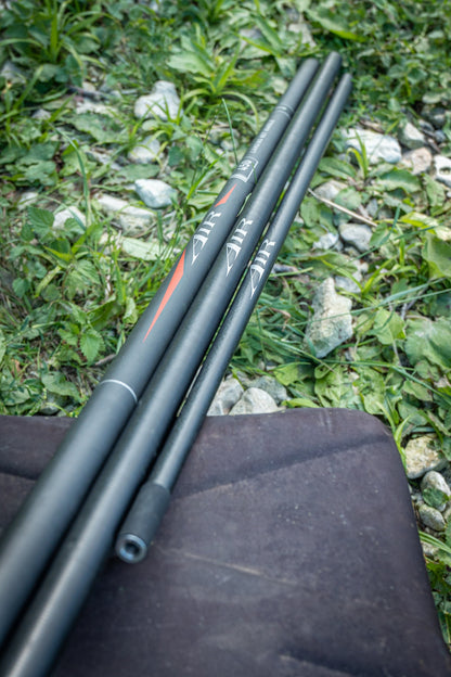 Дръжка за кеп DAIWA 25 AIR LANDING NET HANDLE 4.50m - риболовен аксесоар на трева и камъни.