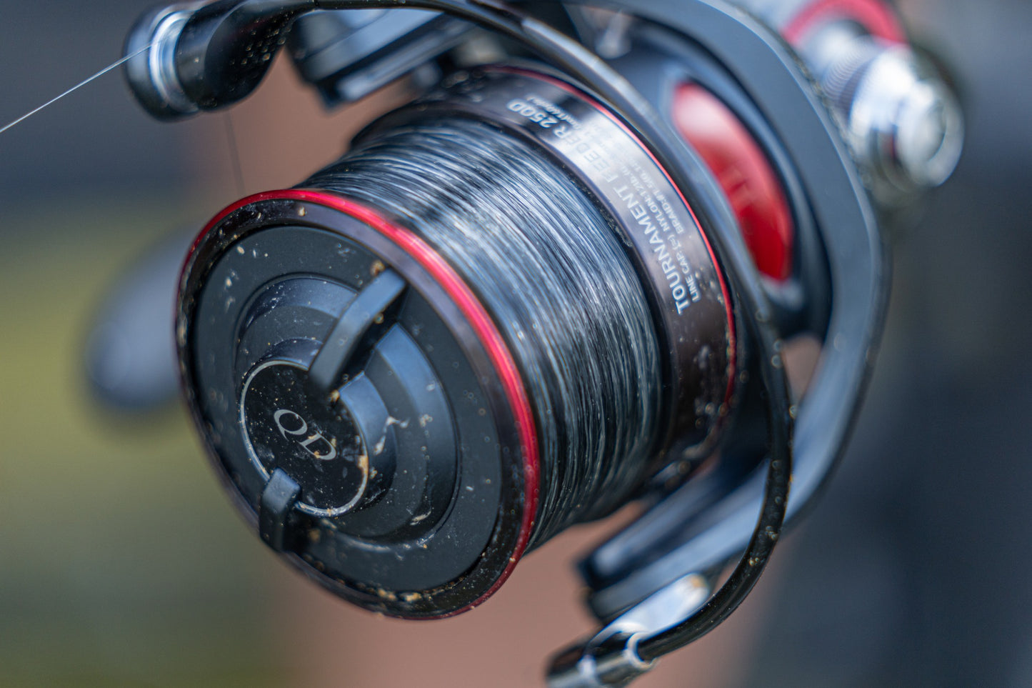 Монофилно влакно Daiwa TOURNAMENT SLR MONOFIL - 300m на макара с черен и червен дизайн.
