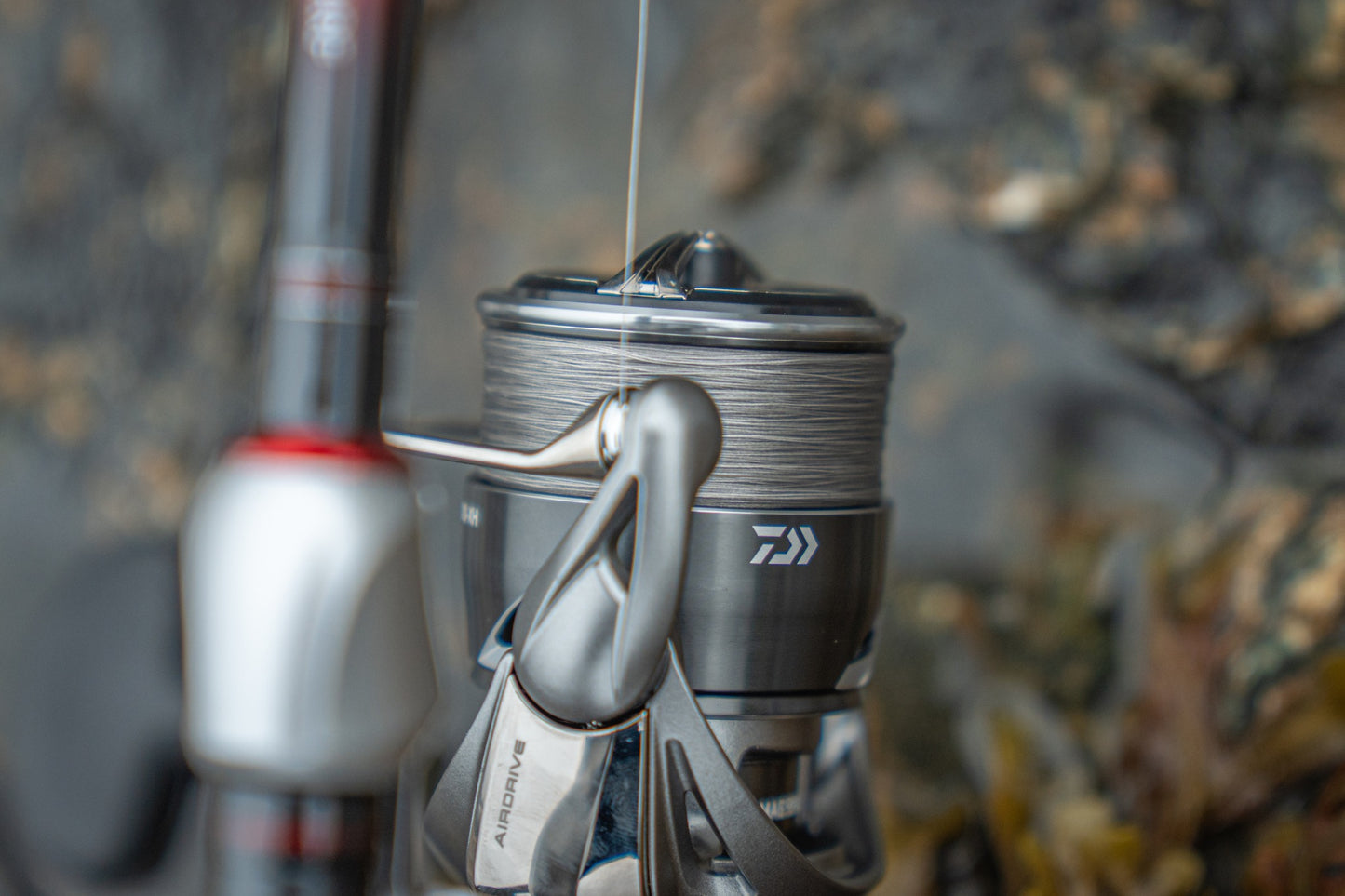 Макара DAIWA 25 CALDIA FC LT с навита линия, детайли и уреди за риболов.