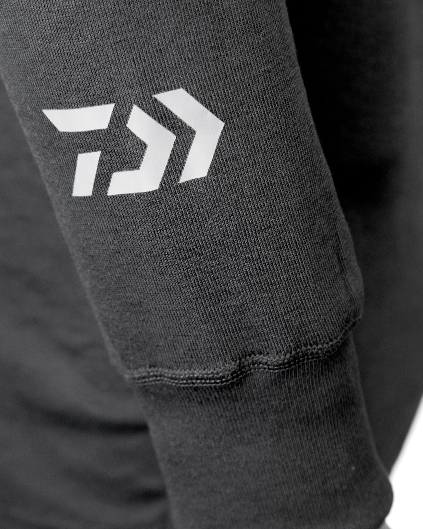 Логото на DAIWA на ръкава на термо блуза DAIWA D-VEC BASE LAYER.