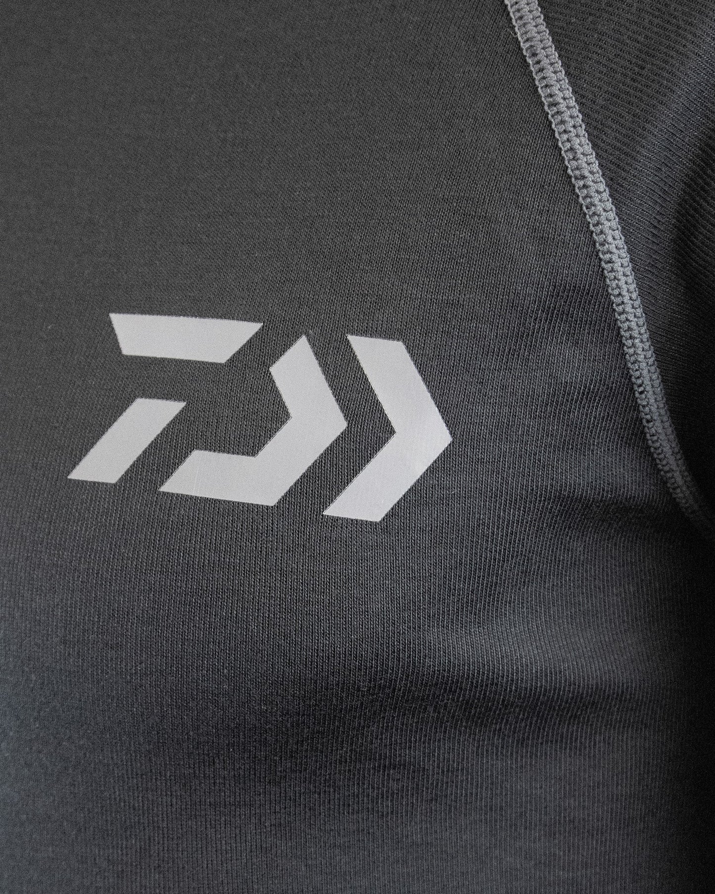 Логото на термо блуза DAIWA D-VEC BASE LAYER на черен фон, идеална за риболов.