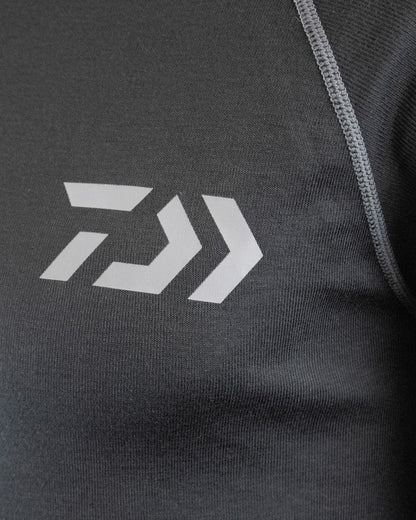 Логото на термо блуза DAIWA D-VEC BASE LAYER на черен фон, идеална за риболов.