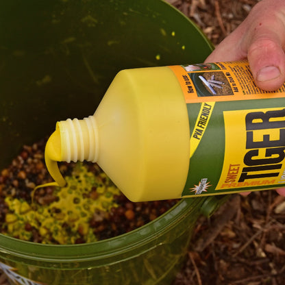 Атрактант Dynamite Baits Premium Liquid Carp Food SWEET TIGER - 1l, изливане на течността в контейнер.