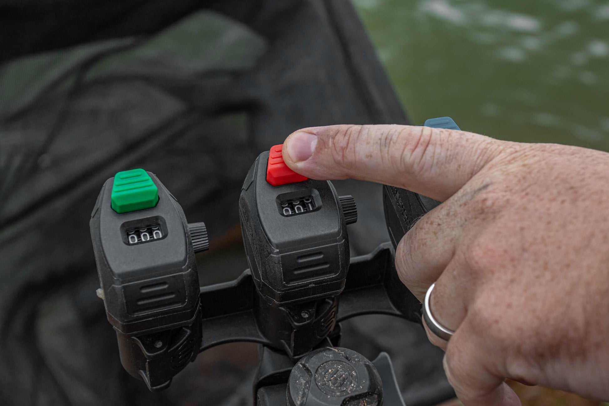 Троен брояч PRESTON Offbox Triple Clicker Counter in use with a finger pressing the red button.