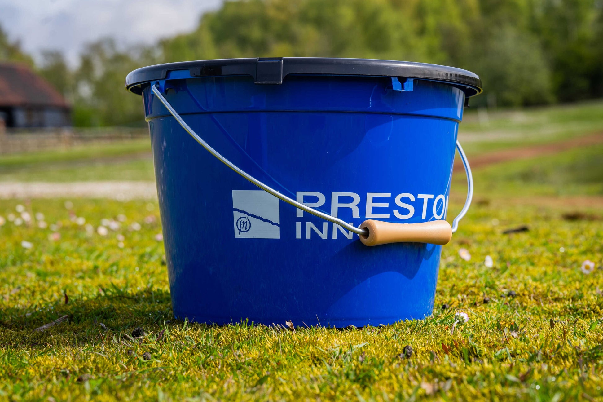 Комплект кофа с капак и купа PRESTON 13L Bucket Set на зелена трева с фон на природа.