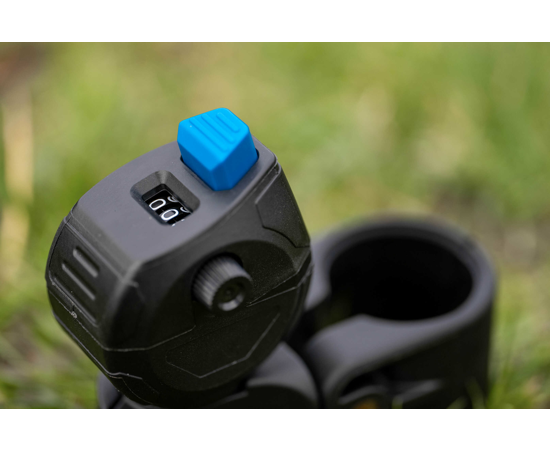 Брояч PRESTON OFFBOX CLICKER COUNTER with blue button and display, designed for precise counting in various activities.