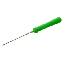 Игла CARP PRO FINE BAITING NEEDLE CP3986 с зелената дръжка за удобно поставяне на примамки.