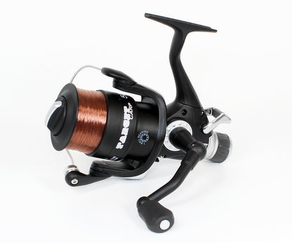 Макара FilStar Target Carp Baitrunner с ергономична дръжка и корда, идеална за риболов.