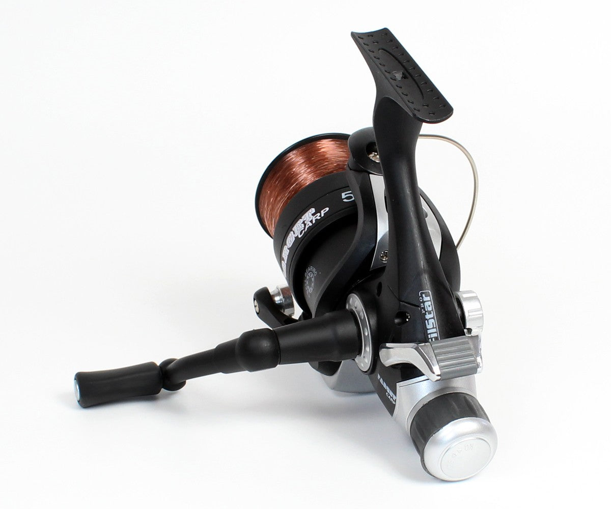 Макара FilStar Target Carp Baitrunner с ергономична ръкохватка и корда, перфектна за риболов.