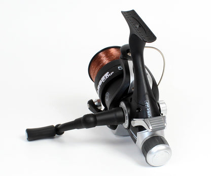 Макара FilStar Target Carp Baitrunner с ергономична ръкохватка и корда, перфектна за риболов.