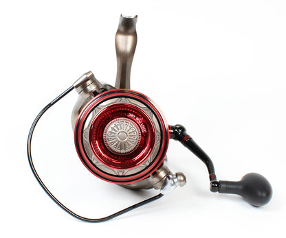 Макара Filstar Precision Carp Baitrunner 10000 с червено и сребърно покритие за риболов на шаран.