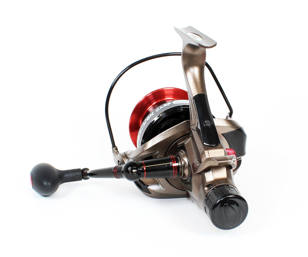 Макара Filstar Precision Carp Baitrunner 10000 с графитен корпус и червена шпула за риболов на шарани.