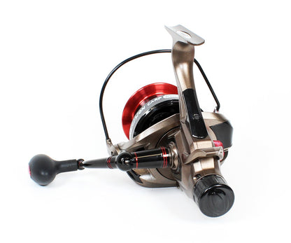 Макара Filstar Precision Carp Baitrunner 10000 с графитен корпус и червена шпула за риболов на шарани.