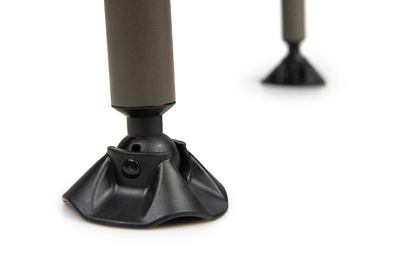 Маса FOX XL Bivvy Table с регулируеми крака за стабилност на неравен терен.