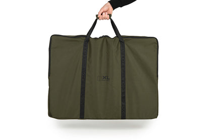 Маса FOX XL Bivvy Table в чанта за съхранение, удобна и практична за риболовни сесии.