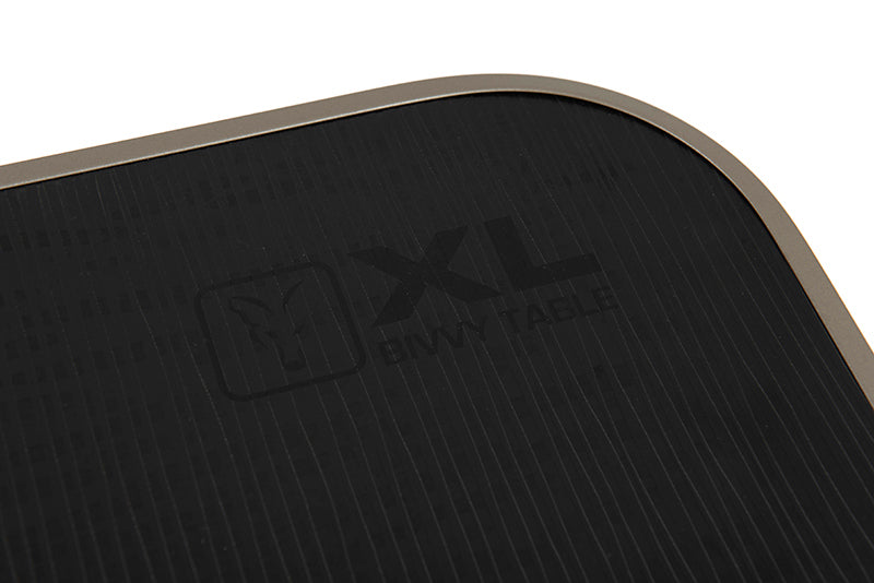 Маса FOX XL Bivvy Table - детайл на ламиниран плот с логото XL Bivvy Table.