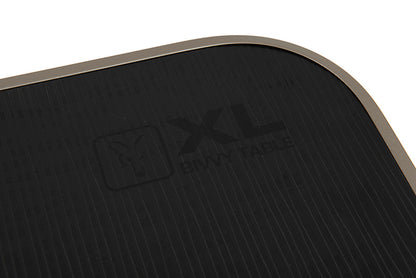 Маса FOX XL Bivvy Table - детайл на ламиниран плот с логото XL Bivvy Table.