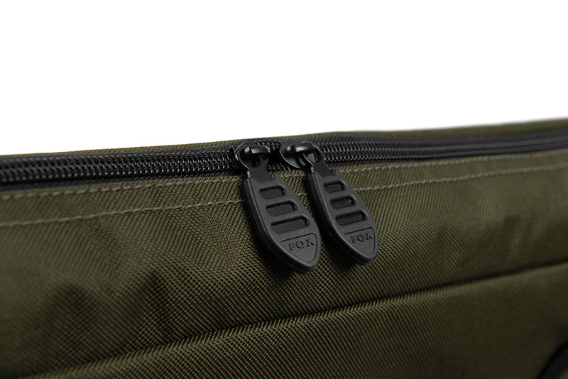 Маса FOX XL Bivvy Table в зелен цвят, със затворена ципова част, която осигурява удобно съхранение.