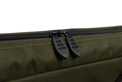 Маса FOX XL Bivvy Table в зелен цвят, със затворена ципова част, която осигурява удобно съхранение.
