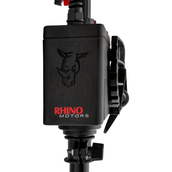Електрически двигател RHINO CR30VF Electric outboard engine - 106cm, показващ резистентния корпус на мотора.