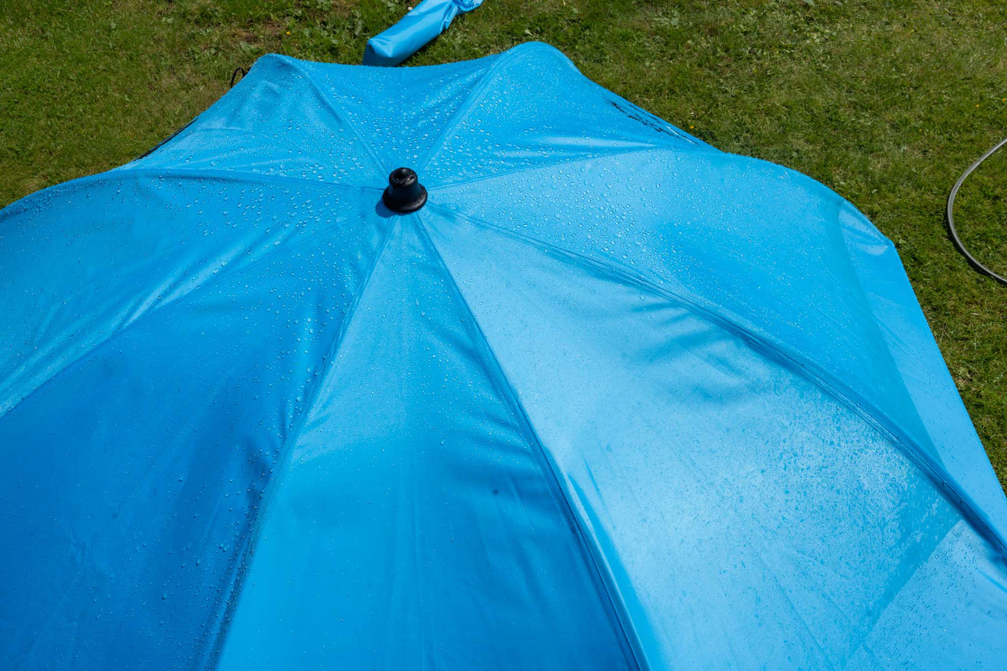 Чадър PRESTON COOLMAX 50" BROLLY close-up showing water droplets on the blue canopy.