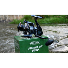 Макара Filstar Stinger FM, сачмена макара на фон на водна повърхност.