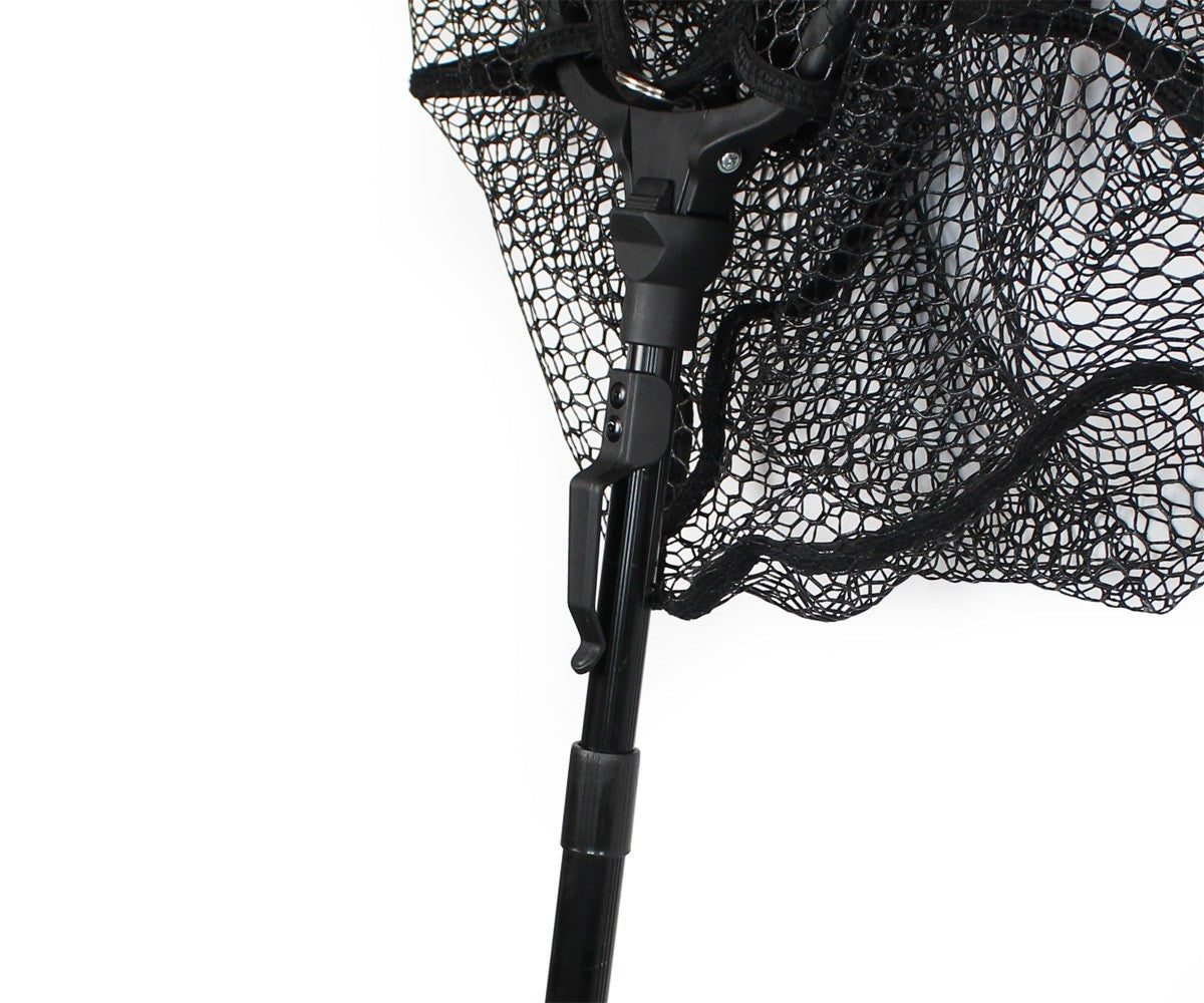 Кеп Filstar Nero Rubber Triangle Landing Net - детайли на триъгълната гумена мрежа и телескопичната дръжка.