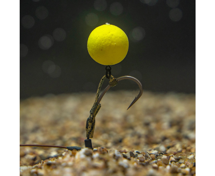 Алайнери за куки Avid Carp D-RIG KICKER - LARGE с жълт поп-up балон и кука на дъното.
