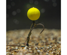 Алайнери за куки Avid Carp D-RIG KICKER - LARGE с жълт поп-up балон и кука на дъното.