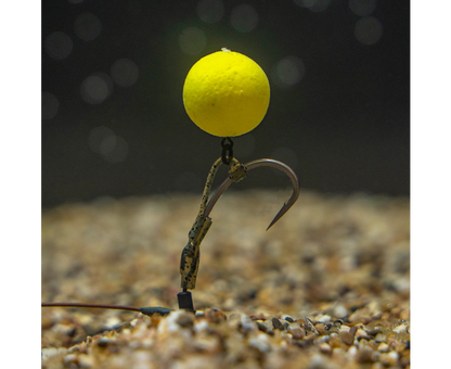 Алайнери за куки Avid Carp D-RIG KICKER - LARGE с жълт поп-up балон и кука на дъното.