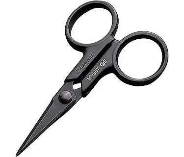 Ножица за плетено влакно DAIWA Carp AC-007 Dyne Cut Device Black – черна ножица с остриета от неръждаема стомана.