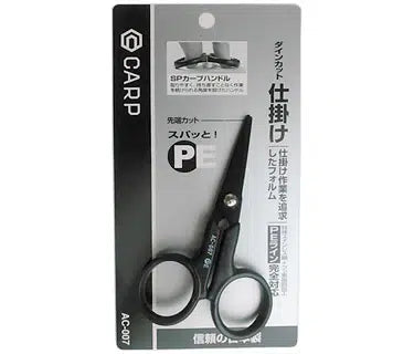 Ножица за плетено влакно DAIWA Carp AC-007 Dyne Cut Device Black на опаковка, специализирана за PE влакна.